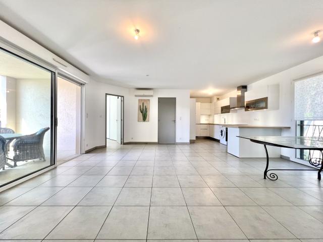 Appartement récent 3 chambres dernier étage avec terrasse