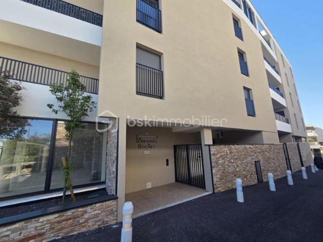 Appartement récent 68m² avec terrasse et place de parking privative