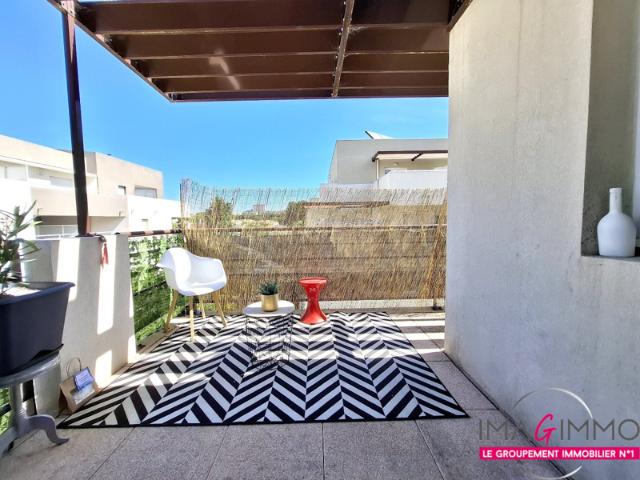 Appartement récent au 3 ième étage sur 4 avec terrasse et pl