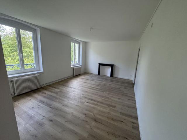 Appartement révové, Une chambre au 1er étage d'une petite ré