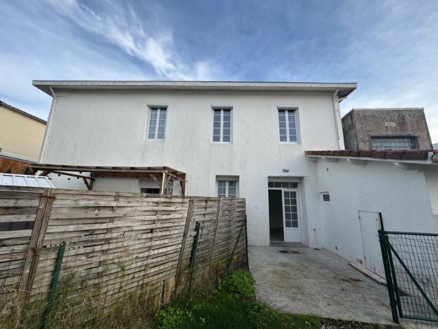 APPARTEMENT REZ DE JARDIN A ETAGE EN CENTRE VILLE