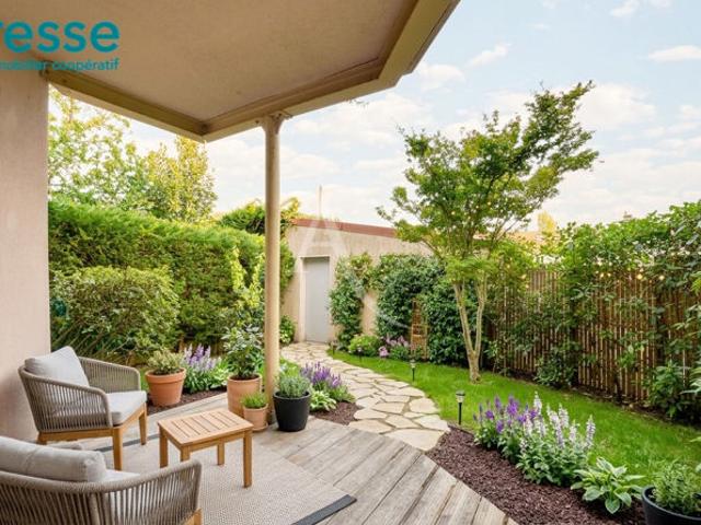 Appartement Rez de jardin 2 pièces avec jardin terrasse, jardin privatif et box