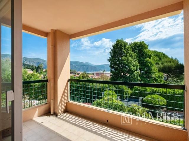 Appartement spacieux de trois chambres avec vue mer