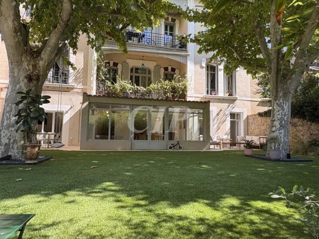 APPARTEMENT STANDING 210 M2 avec JARDIN 200 M
