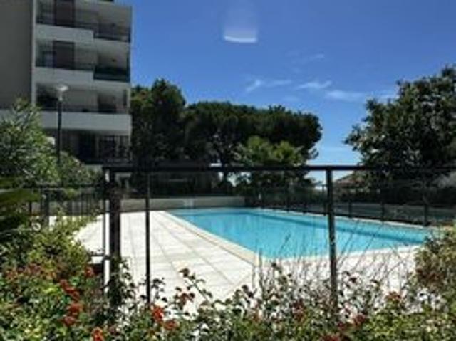 Appartement studio 34 m2 + terrasse 8 m2 + cave et garage