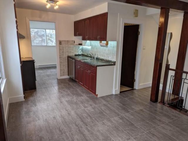 Appartement sur deux niveaux Comme une maison, au cœur d'Ahuntsic !