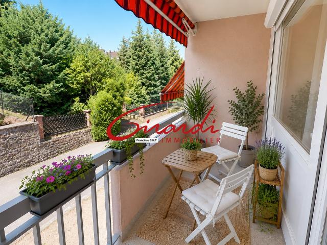 APPARTEMENT SUR LES HAUTEURS DE GUEBWILLER DEUX CHAMBRES, TERRASSE SUD, GARAGE ET CAVE