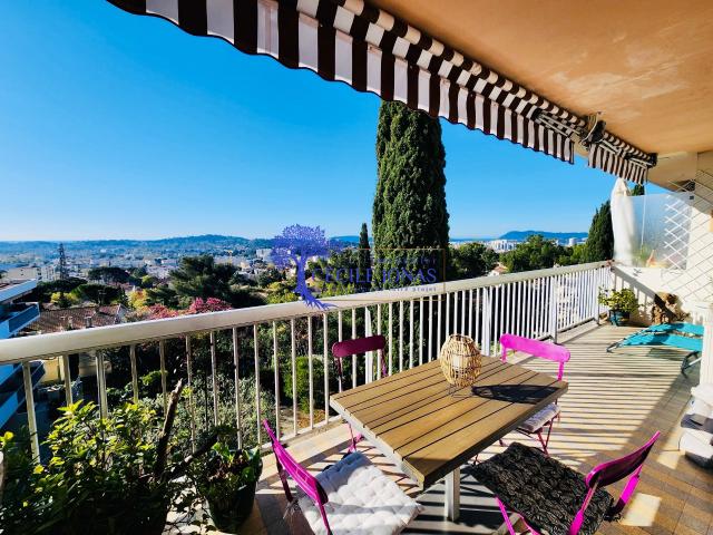 Appartement sur les pentes du Faron, vue mer, parking et cave