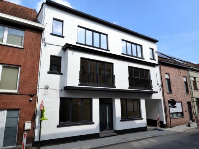 Appartementsblok van 6 appartementen, met telkens een kel.