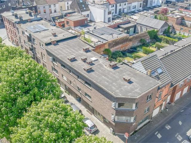 Appartementsgebouw bestaande uit 4 appartementen en handelsruimte