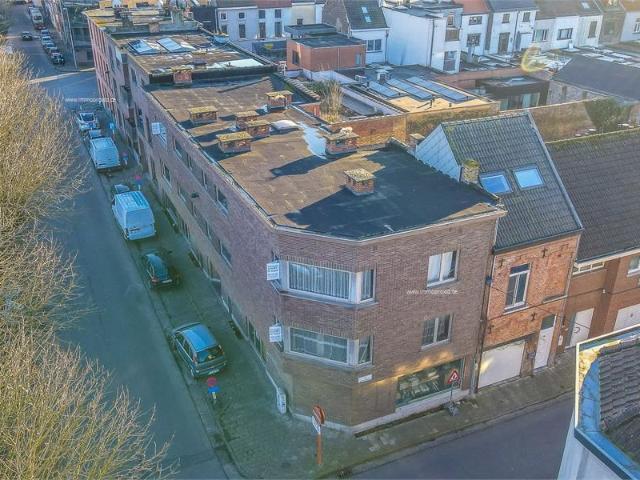 Appartementsgebouw bestaande uit 4 appartementen en handelsruimte