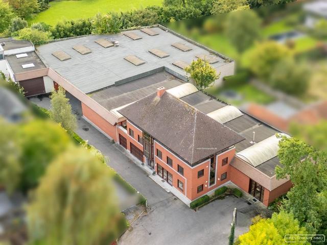 Appartementsgebouw met magazijn te koop in Anzegem