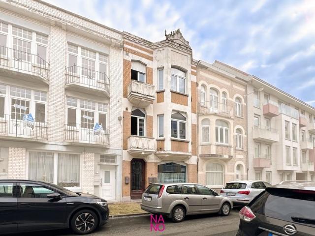 Appartementsgebouw met 3 vergunde en verhuurde appartemen.