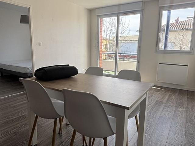 Grand logement T2 meublé avec terrasse et 2 places de parking sécurisées dans une résidence de standing