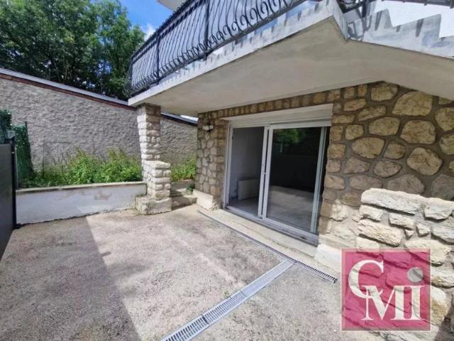 Appatement type F2 au calme, en rez de jardin avec terrasse