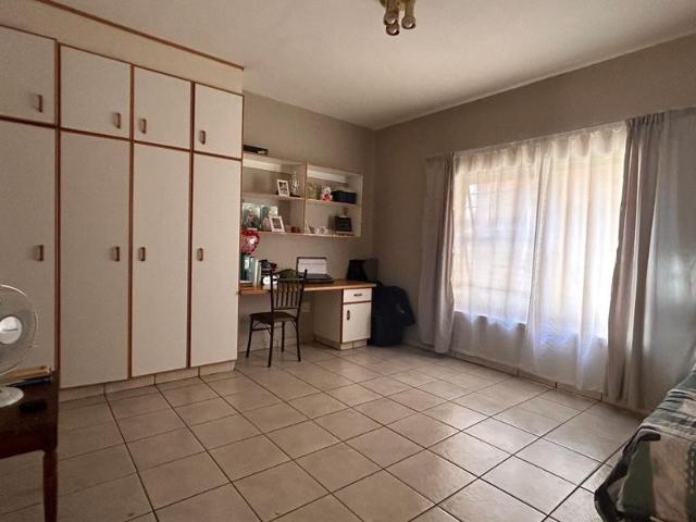 Appealing bachelors apartment