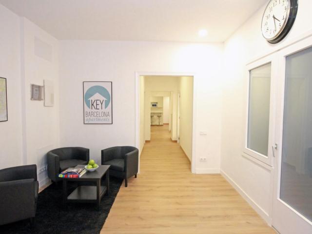 Appealing double bedroom with a window view in a 10 bedroom flat, in Fort Pienc