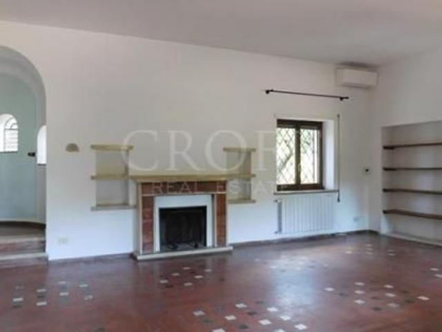 Appia Antica Villa: 300mq. Beautiful Tuscan style villa, large private garden. Spacious reception, dining, 4 bedrooms, 4 baths, fireplaces, maid’s quarters, parking, silent, secure. Ref 969