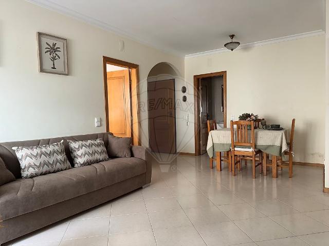 Apresento este apartamento T2, localizado numa zona residenc. 109m² Quarteira