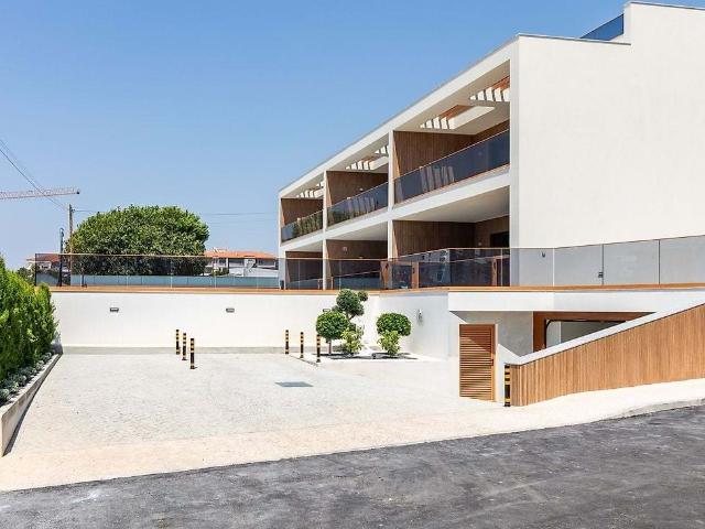 Apresento Lhe este magnífico apartamento T2 de luxo, inserid. 291m² Quarteira