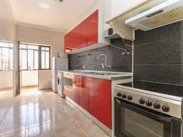 Apresenta se este apartamento T3+1, situado num 3.º andar sem elevador, localizado na zona do Alto do Seixalinho, no Barreiro