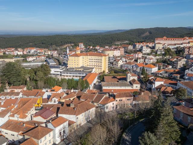 Apresentamos Esta Charmosa Moradia T17 Com Uma Área de Impla. 563m² Luso
