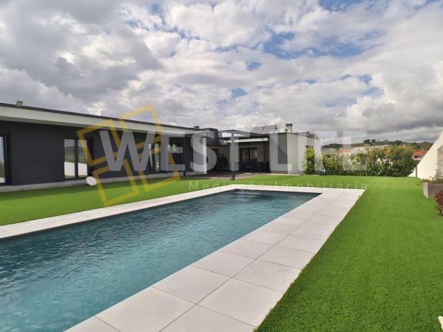 Apresentamos esta magnífica moradia T5 situada numa numa zon. 293m² Sapataria
