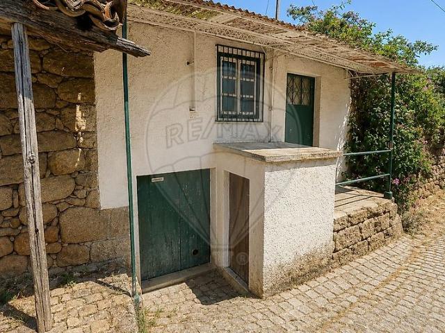 Apresentamos esta moradia para reconstrução total, localizada na encantadora aldeia de A de Barros concelho de Sernancelhe. Esta é a tela em branco perfeita para criar uma residência personalizada, combinando a traça tradicional com o conforto moderno