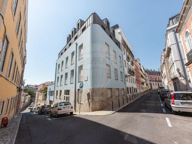 Apresentamos este moderno apartamento T2, construído em 2015. 78m² Lisboa