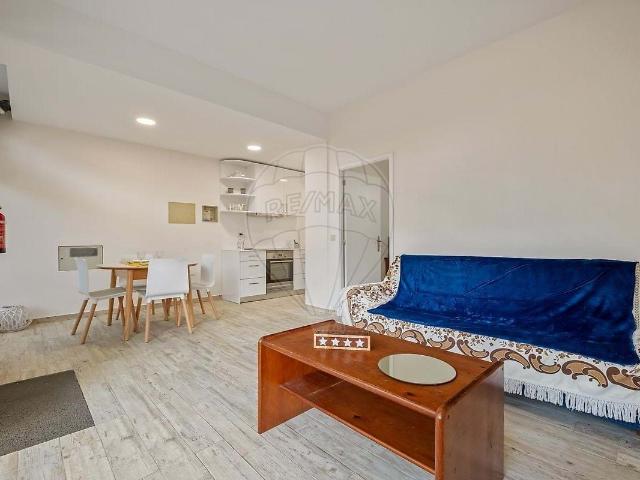 Apresentamos este prático e multifuncional Apartamento T1, l. 50m² Machico