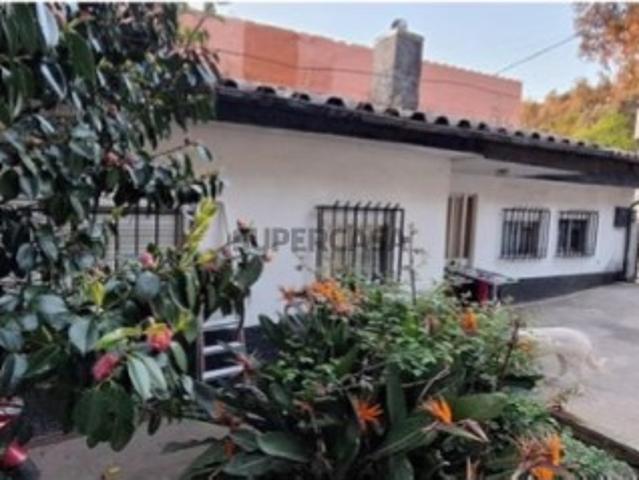 Apresentamos um conjunto exclusivo de duas moradias independentes, localizado em zona residencial tranquila de Vilar do Paraíso, Vila Nova de Gaia. Ideal para quem procura um investimento integral com retorno estável