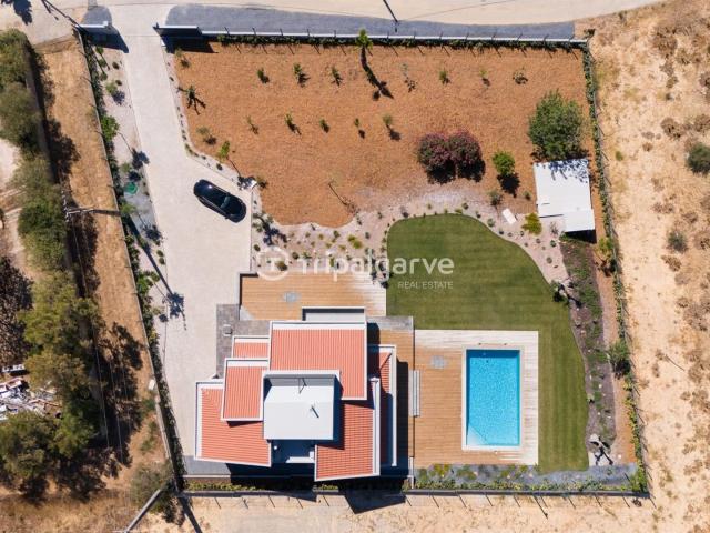 Apresentamos uma deslumbrante vila que combina estilo clássi. 300m² Quarteira