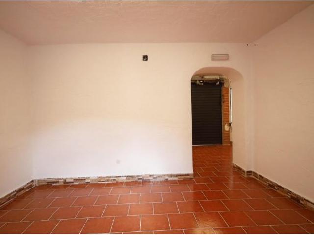Aprovecha la oportunidad de este amplio local comercial en centro de Arroyo de la Miel
