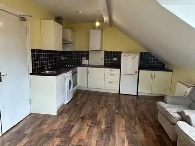 Apt 3, 91 Railway Street