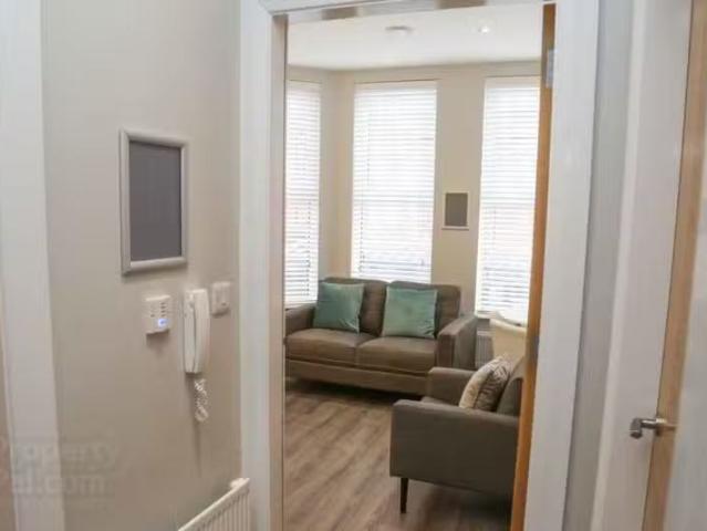Apt 4, 61 Eglantine Avenue