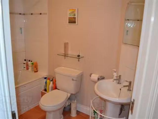 Apt 4, 89 Eglantine Avenue