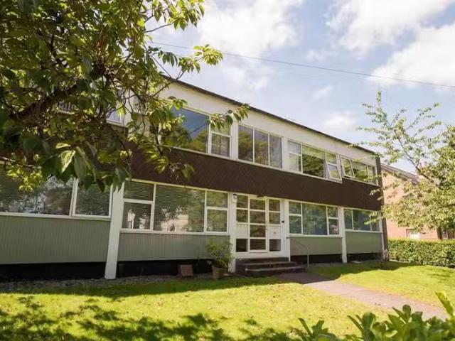 Apt 4, 103 Marlborough Park South