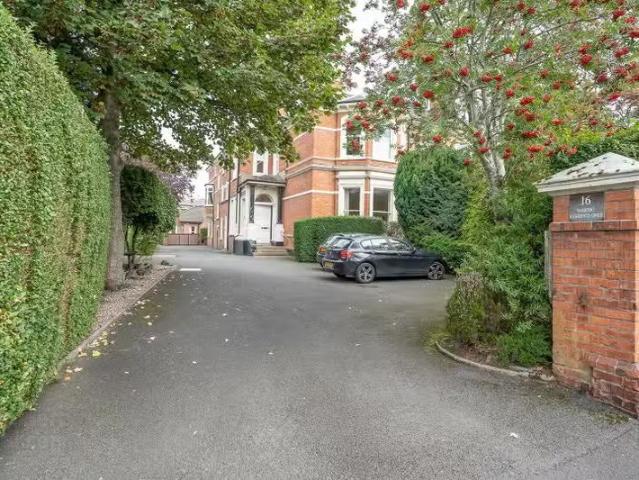 Apt 5, 16 Derryvolgie Avenue