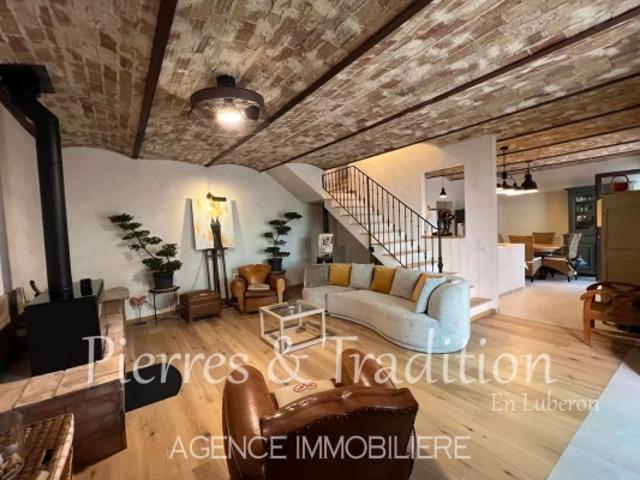 Apt, appartement en duplex enièrement rénové avec cour et parking