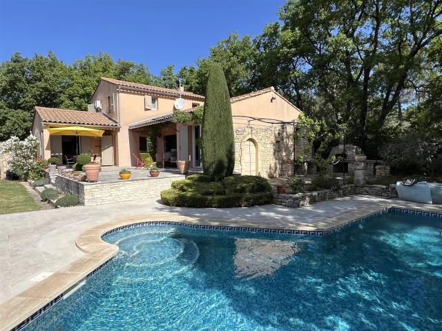 Apt, belle propriété avec piscine et vue dégagée sur le Lube. 150m² Apt