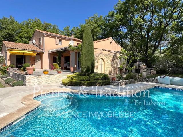 Apt, belle propriété avec piscine et vue dégagée sur le Lube. 150m² Apt