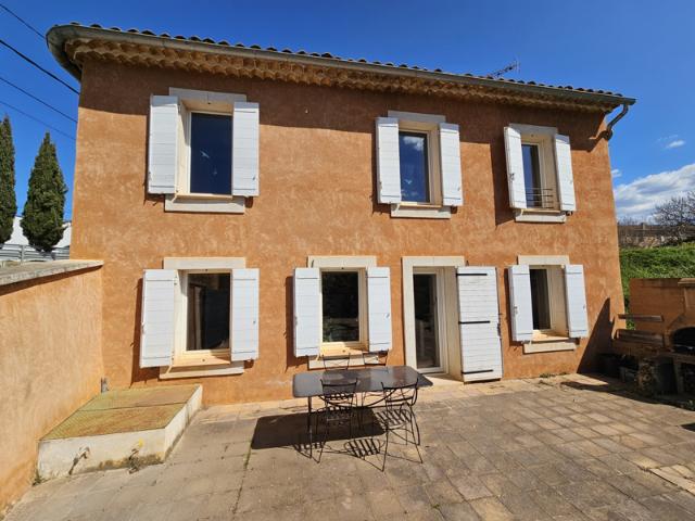 Apt en Luberon, Belle bâtisse de 110m2 avec grande cour priv