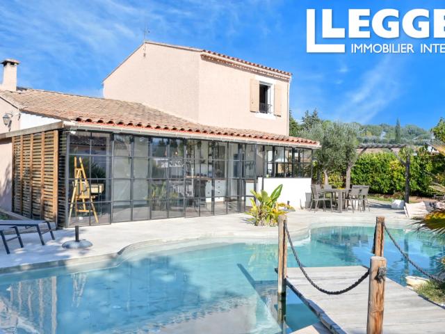 APT, LUBERON – Magnifique maison entièrement rénovée avec 3 chambres, jolie piscine, jardin et garage