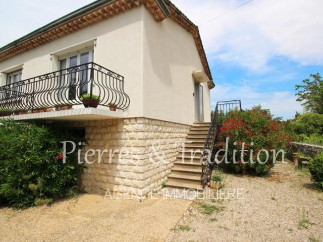 APT, maison avec jardin et grand garage à deux pas de la ville