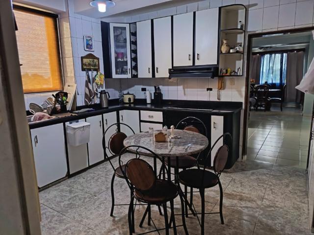 APTO EN LA AV. LIBERTADOR RESID. SAN CASIMIRO VE02 2586AV MFAR
