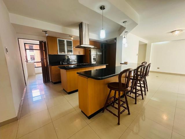 Apto en Venta de 172 m2 en la Urb Los Palos Grandes 26 42