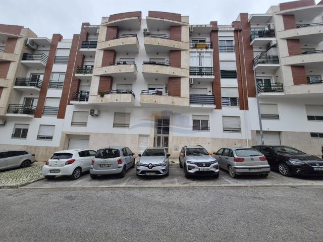 Apto T2 no Vale Flor de Baixo, áreas amplas 3o andar com Elevador, remodelado, com a cozinha equipada e vista desafogada em Feijó, Almada