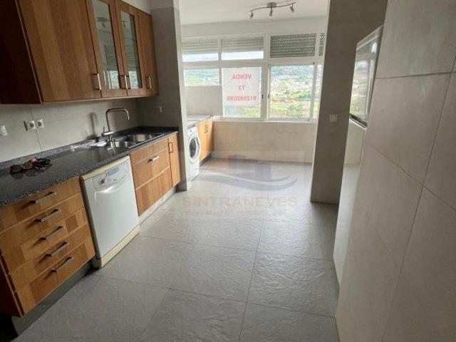 Apto T3 Remodelado, com elevador, duas casas de banho e arrecadao.