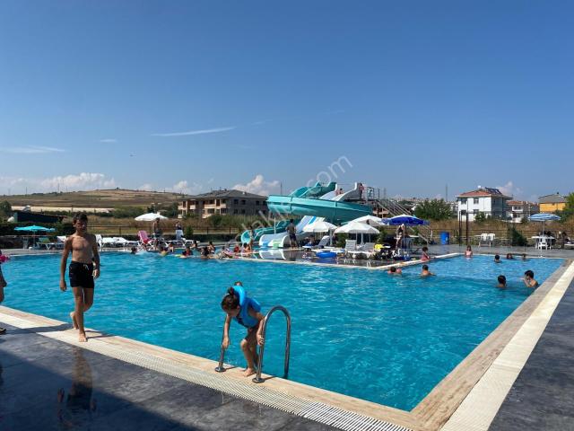 Aquaparklı Ve Havuzlu Sitede Satılık 1+1 Bahçeli Köşe Daire