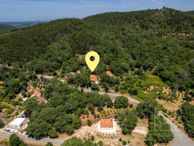 Aqui, entre sobreiros e silêncio, o tempo aprende a andar ma. 79m² Monchique